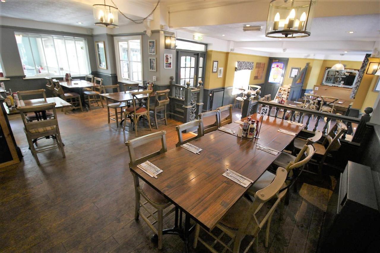 The Sun Inn Суиндон Экстерьер фото